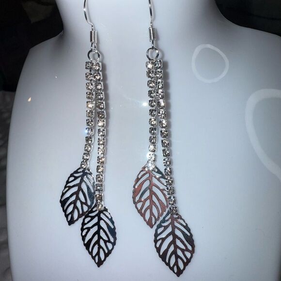 Elegant Silver Leaf Dangle Earrings - Picture 2 of 3
